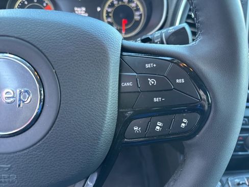 Used 2023 Jeep Cherokee Altitude Lux image 32