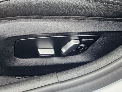 Used 2019 BMW 530e xDrive w/ Premium Package image 33