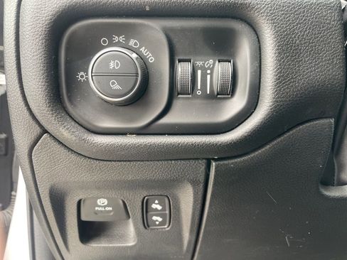 Used 2025 RAM 1500 4x4 Crew Cab image 11