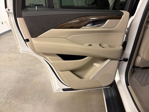 Used 2019 Cadillac Escalade Premium Luxury RWD image 30