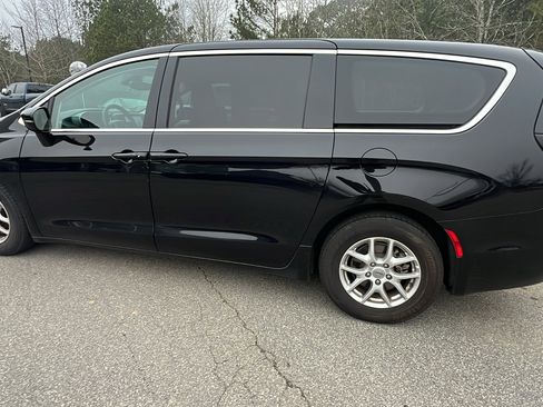 Used 2024 Chrysler Pacifica Touring-L image 11