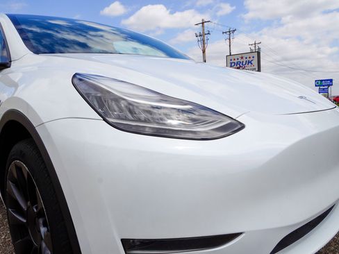Used 2023 Tesla Model Y Long Range AWD/4WD image 24