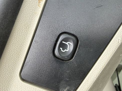 Used 2015 Chrysler Town & Country Touring FWD image 17
