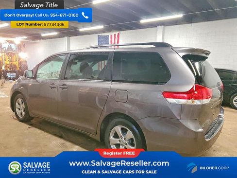 Used 2013 Toyota Sienna LE w/ Towing Pkg FWD image 3