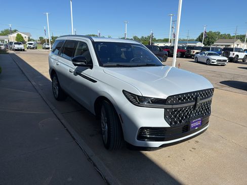 Used 2025 Lincoln Navigator Black Label AWD/4WD image 3