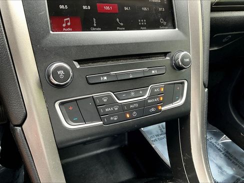 Used 2017 Ford Fusion SE w/ Equipment Group 201A FWD image 15