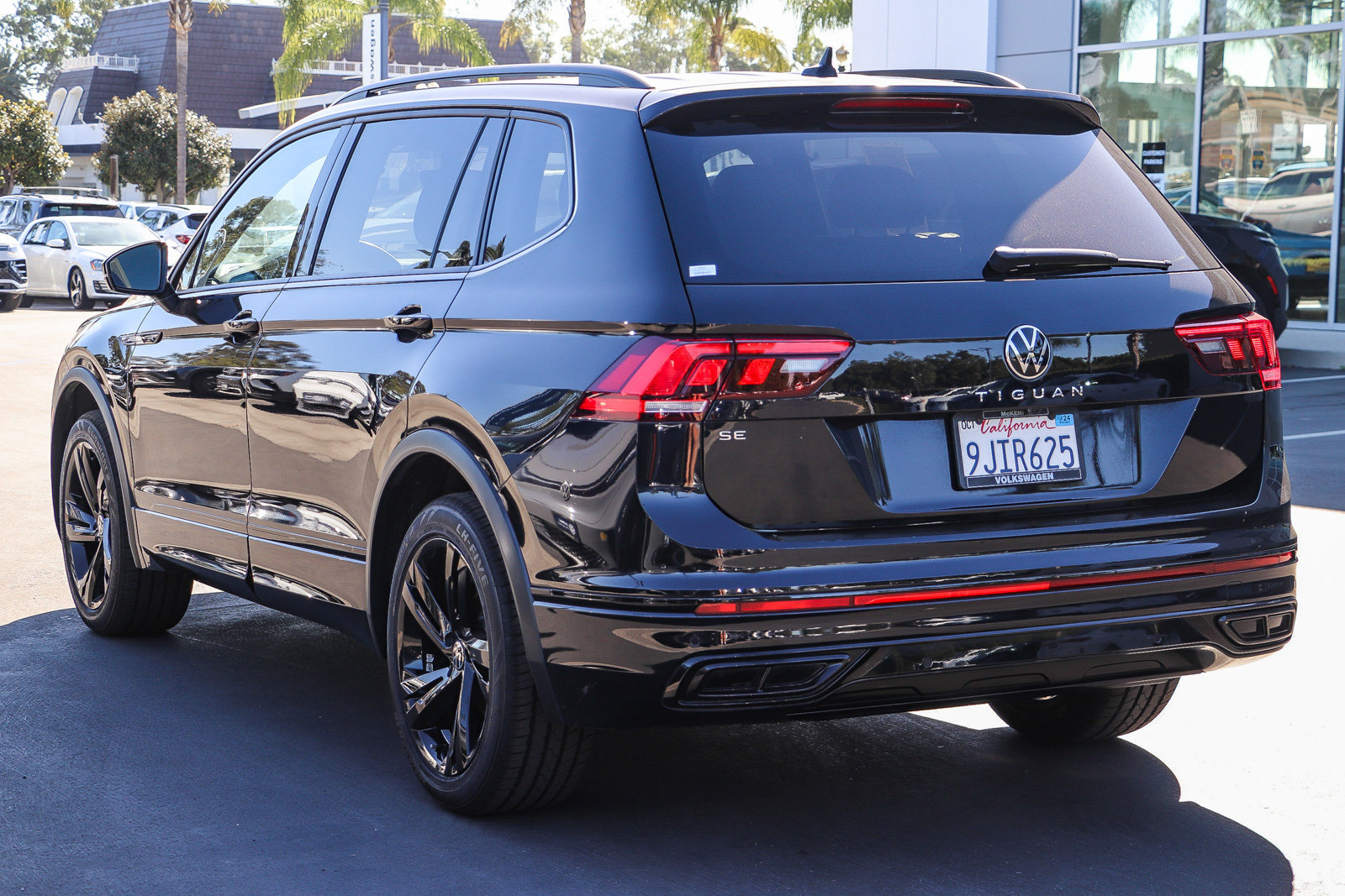 Used 2023 Volkswagen Tiguan SE R-Line FWD image 8