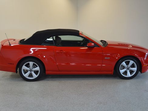 Used 2014 Ford Mustang GT RWD image 2