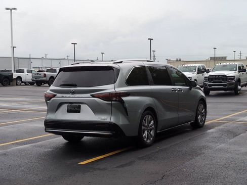 Used 2021 Toyota Sienna Platinum FWD image 7