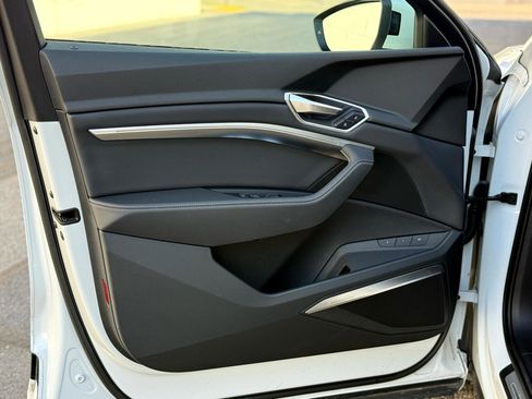 Used 2020 Audi e-tron Premium Plus image 29