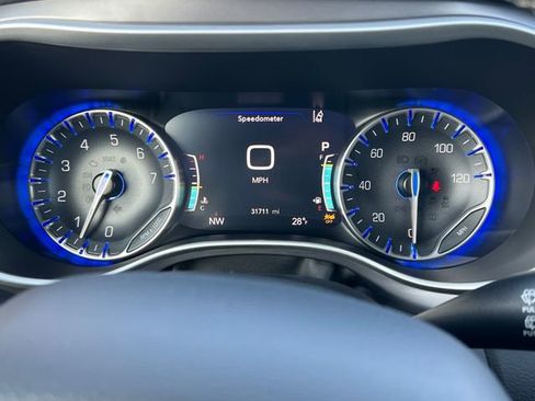 Used 2025 Chrysler Pacifica Select image 20