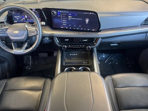 Used 2025 Chevrolet Suburban LT RWD image 14