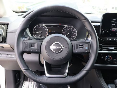 Used 2024 Nissan Pathfinder SL FWD image 42