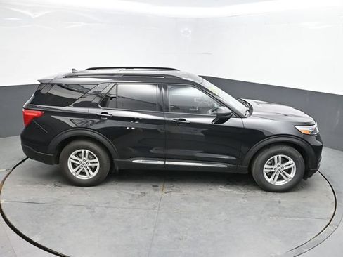 Used 2023 Ford Explorer XLT w/ Equipment Group 202A AWD/4WD image 32