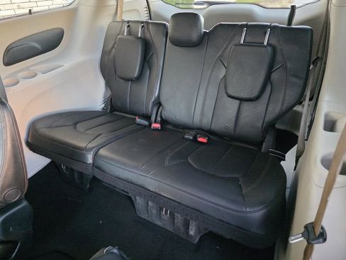 Used 2019 Chrysler Pacifica Touring-L image 13