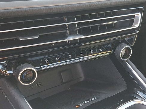Used 2025 Chevrolet Traverse LT w/ Sun and Wheel Package FWD image 17