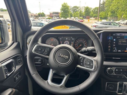 Used 2025 Jeep Wrangler Unlimited Sahara AWD/4WD image 29