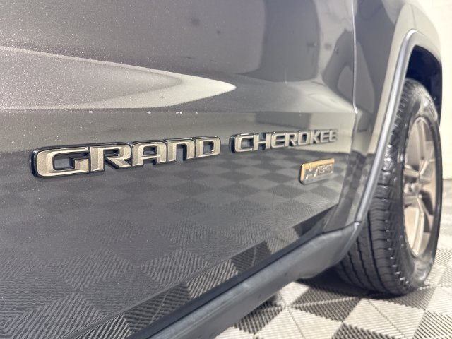 Used 2017 Jeep Grand Cherokee Laredo AWD/4WD image 19