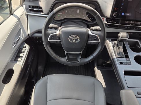 Used 2025 Toyota Sienna XLE FWD image 8