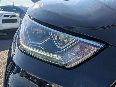 Used 2023 Toyota Highlander Platinum image 10