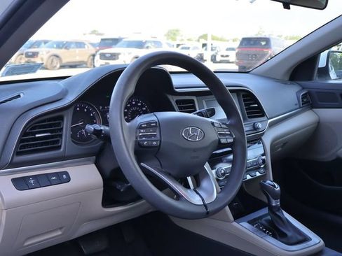Used 2020 Hyundai Elantra SE FWD image 8