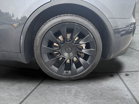 Used 2024 Tesla Model Y Long Range RWD image 35