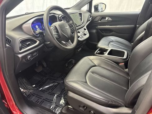 Used 2025 Chrysler Pacifica Select FWD image 11