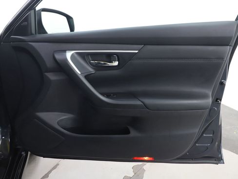 Used 2017 Nissan Altima 2.5 SL w/ Moonroof Package image 9