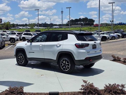 Used 2025 Jeep Compass Trailhawk AWD/4WD image 4