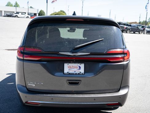 Used 2023 Chrysler Pacifica Touring-L FWD image 8