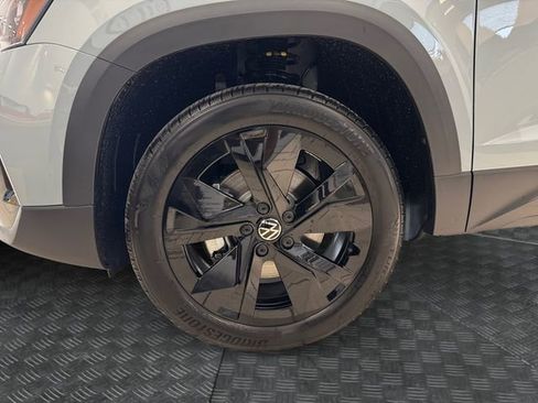 New 2026 Volkswagen Taos SE FWD image 9
