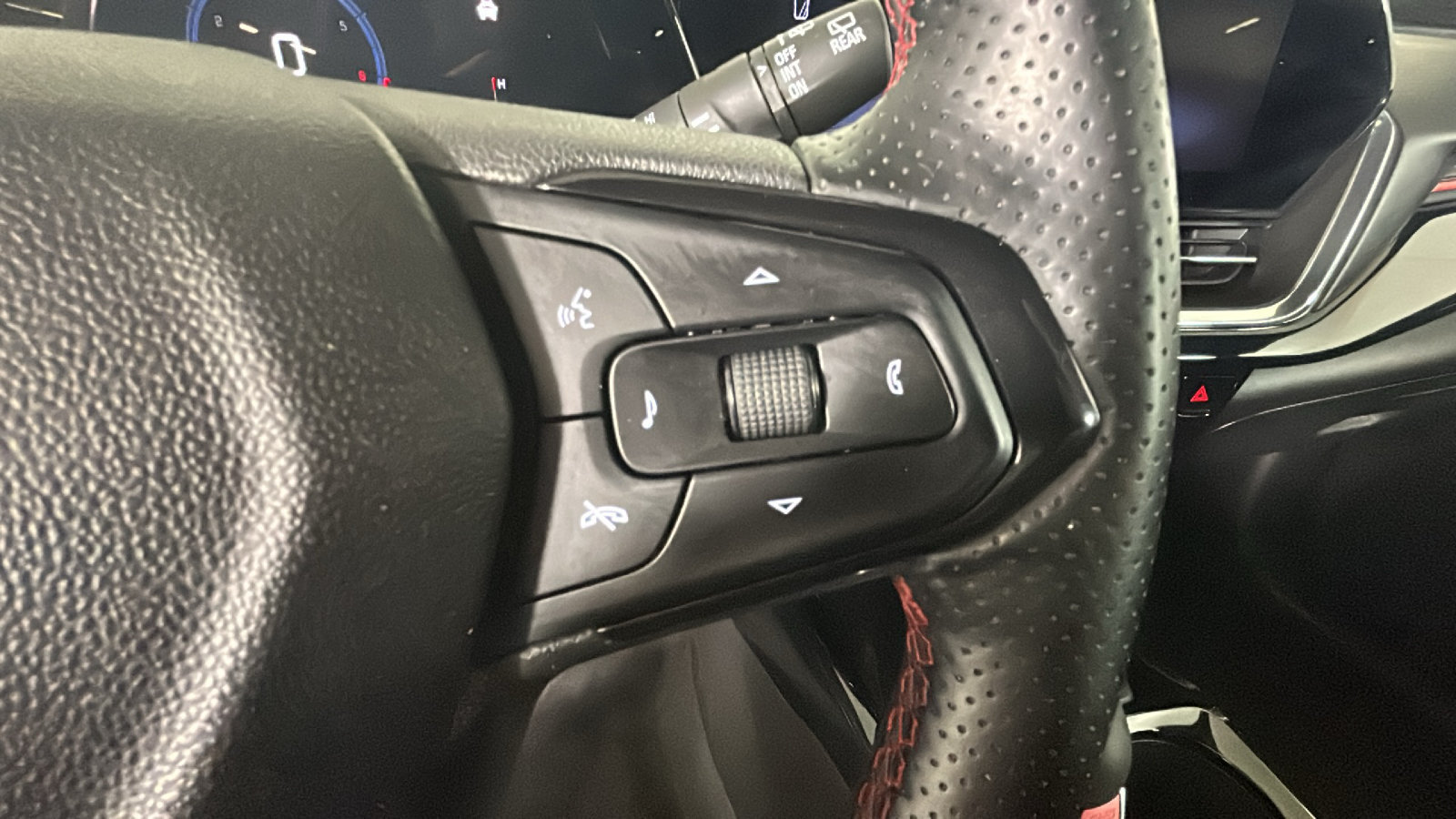Used 2024 Chevrolet Trax RS w/ Sunroof Package FWD image 21