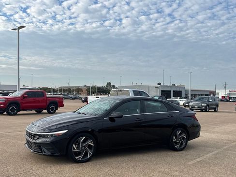 Used 2025 Hyundai Elantra SEL FWD image 12