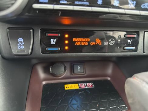 Used 2022 Toyota RAV4 Limited image 17