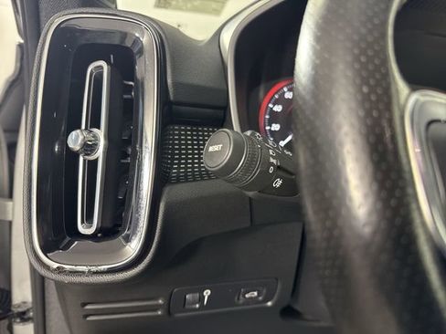 Used 2019 Volvo XC40 T5 R-Design image 14