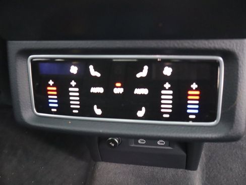 Used 2022 Audi e-tron Premium Plus w/ Premium Plus Package image 18