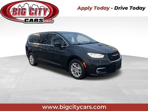 Used 2023 Chrysler Pacifica Touring-L image 1