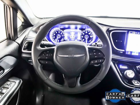 Used 2022 Chrysler Pacifica Touring image 18