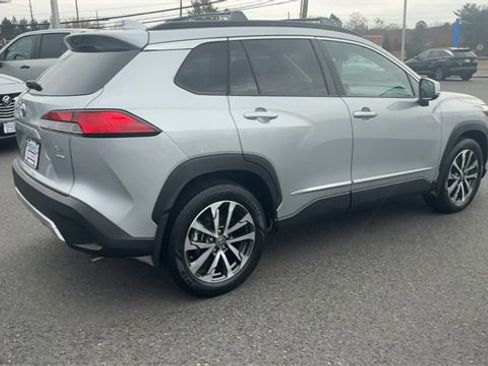 Used 2022 Toyota Corolla Cross XLE image 8