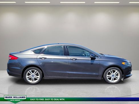 Used 2018 Ford Fusion SE w/ Fusion SE Technology Package FWD image 2