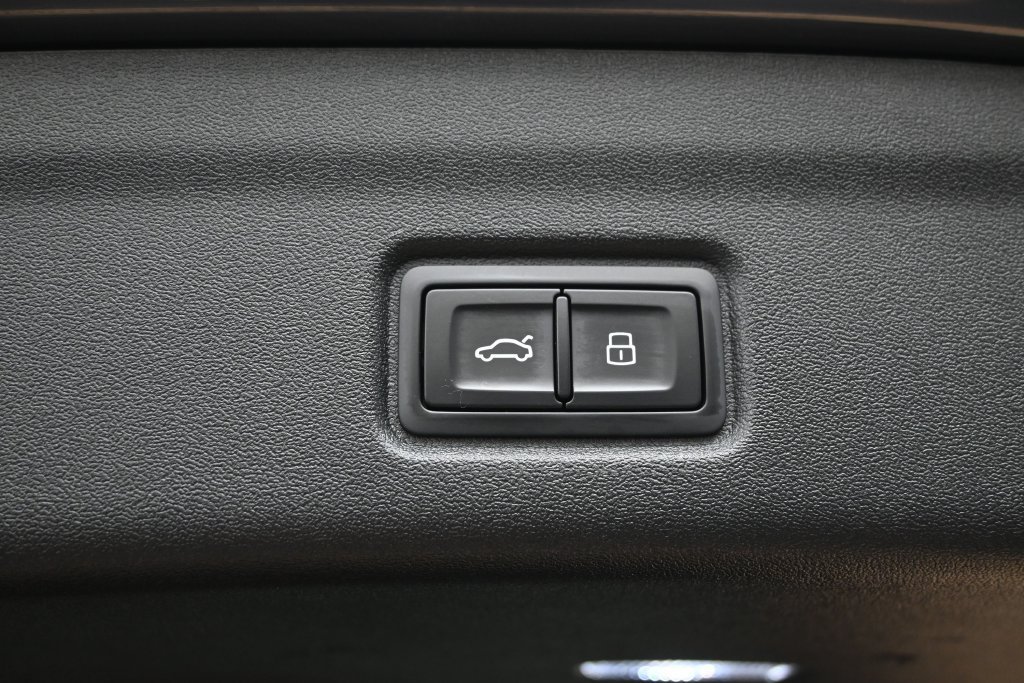 Used 2025 Audi Q6 e-tron Premium Plus w/ Premium Plus AWD/4WD image 13