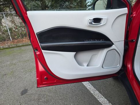 Used 2019 Jeep Compass Latitude w/ Popular Equipment Group image 17