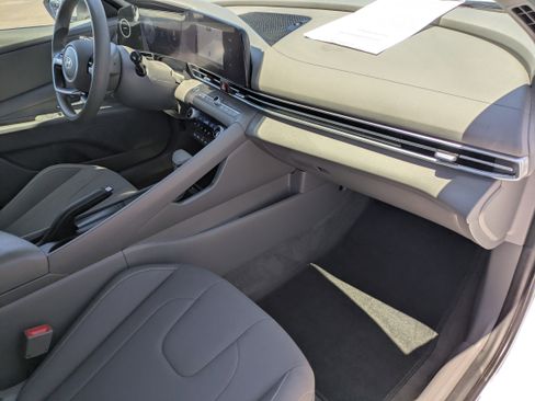 Used 2024 Hyundai Elantra SEL FWD image 12