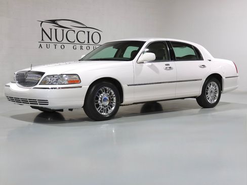 Used 2008 Lincoln Town Car Signature Limited RWD image 1