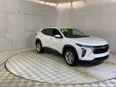 Used 2024 Chevrolet Trax LS w/ LS Convenience Package image 2