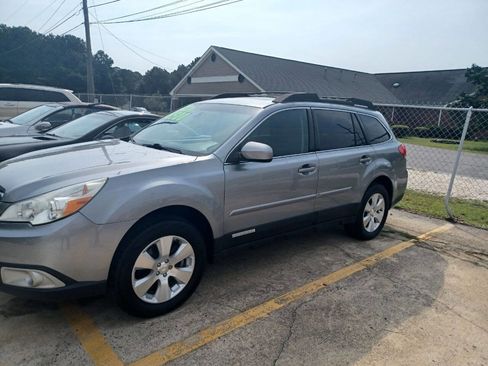 Used 2011 Subaru Outback 3.6R Premium w/ PWR Moonroof Pkg AWD/4WD image 2
