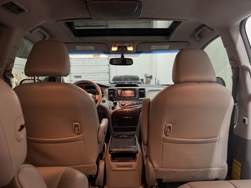 Used 2013 Toyota Sienna XLE image 23