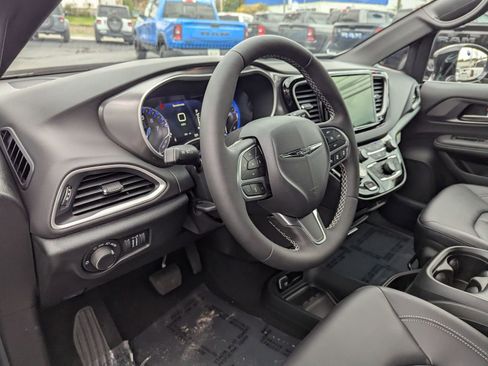 New 2026 Chrysler Voyager LX image 6