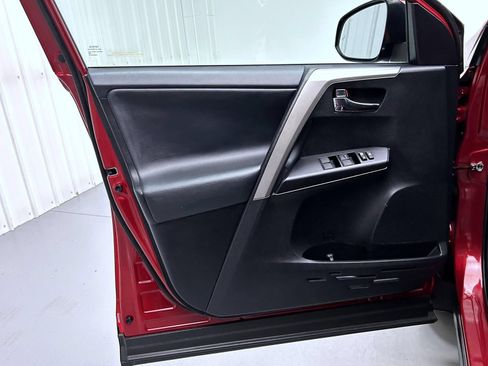 Used 2018 Toyota RAV4 XLE FWD image 9