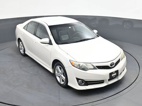 Used 2014 Toyota Camry SE FWD image 31